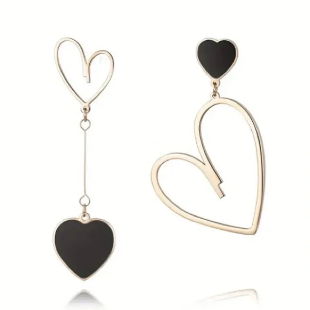✨ModCloth Posey Black & Gold Heart Earrings